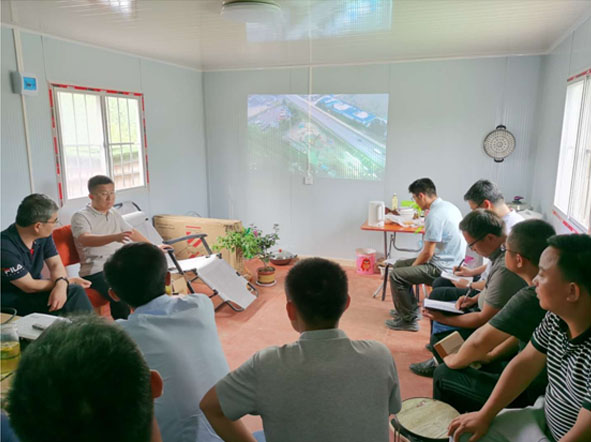 山东公用热电集团党委书记邓刚一到热源替换项目现场办公
