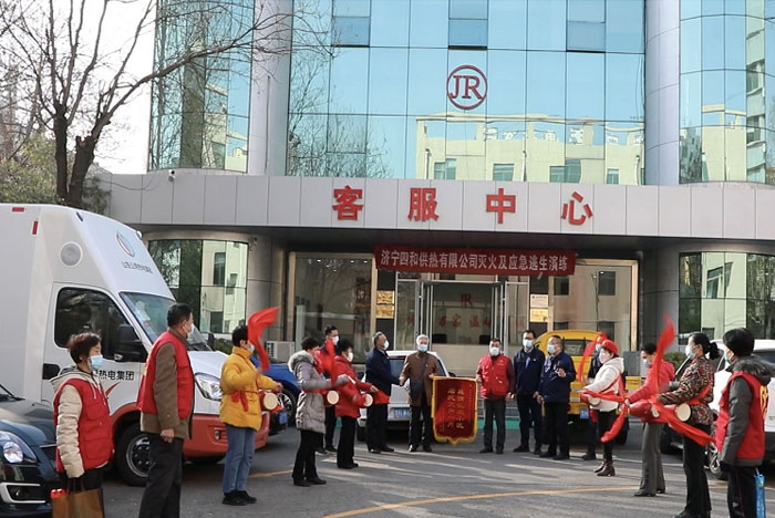 居民感激送锦旗 真情服务暖人心