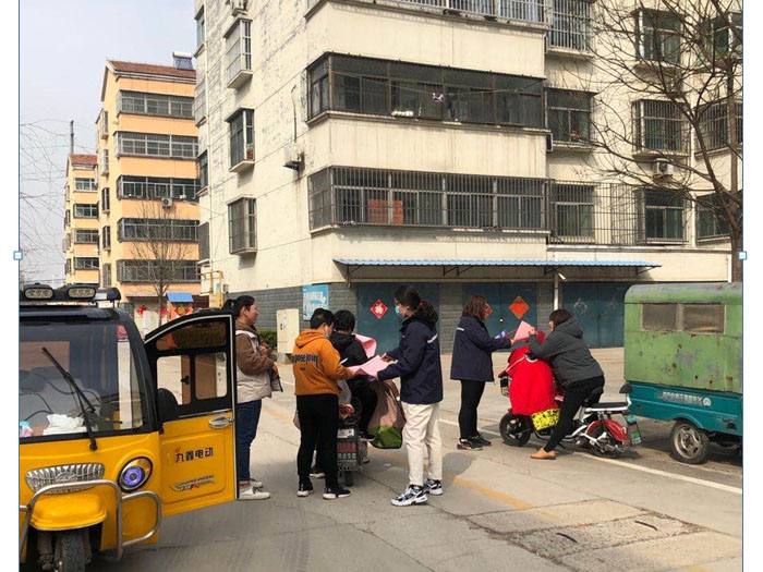 兖州热力客服中心组织开展“学雷锋日” 暨“三八妇女节”供热服务进社区活动